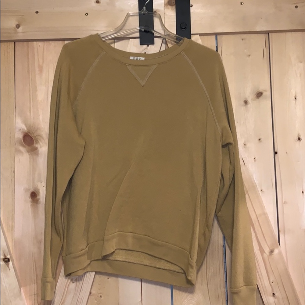 Sweatshirt. Size large.